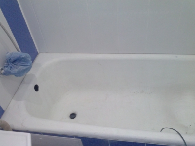 Восстановление покрытия чугунной ванны наливным акрилом.